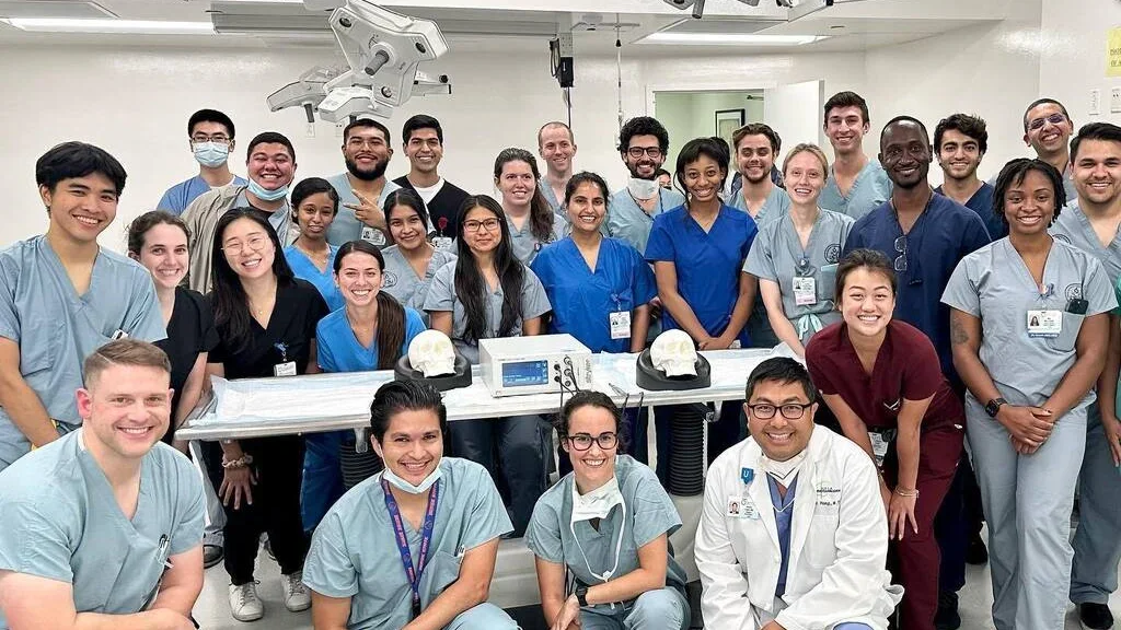 AANS student group in lab setting